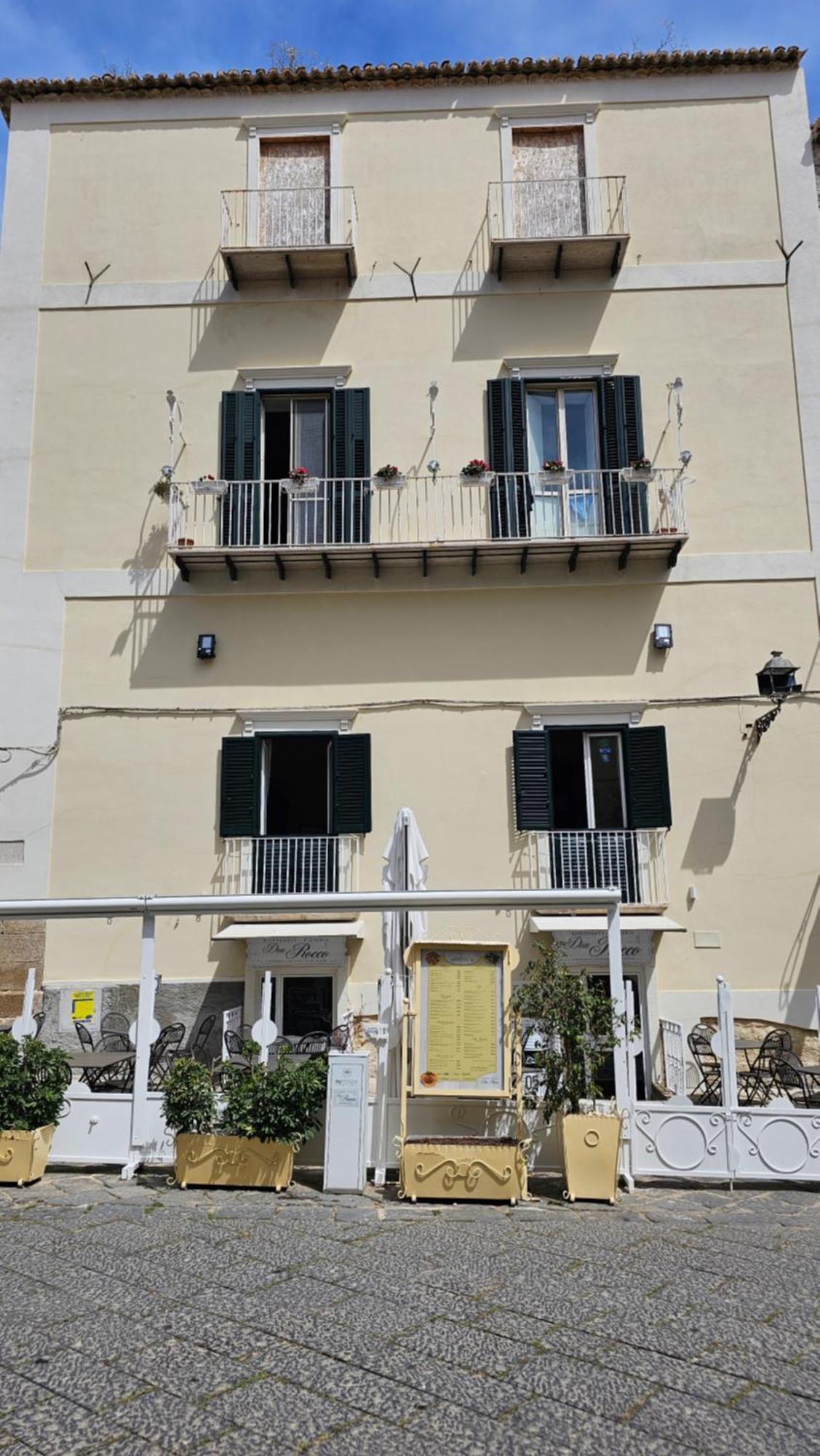 Palazzo Tranfo Al Duomo Accommodation Tropea Esterno foto
