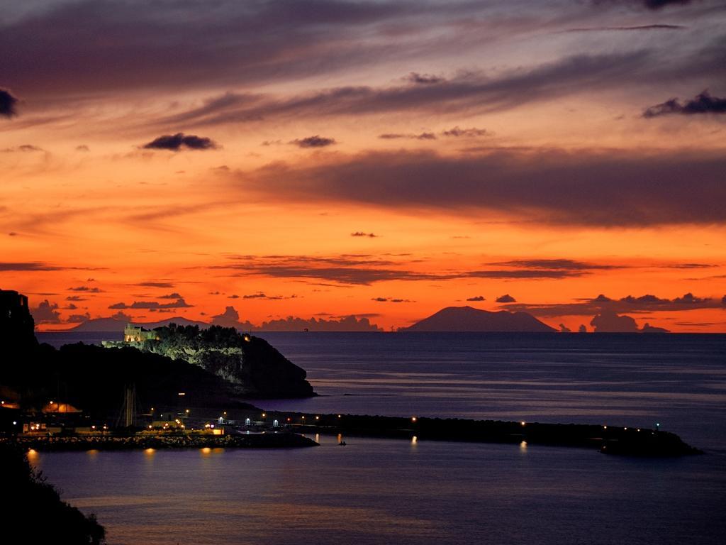 Palazzo Tranfo Al Duomo Accommodation Tropea Esterno foto